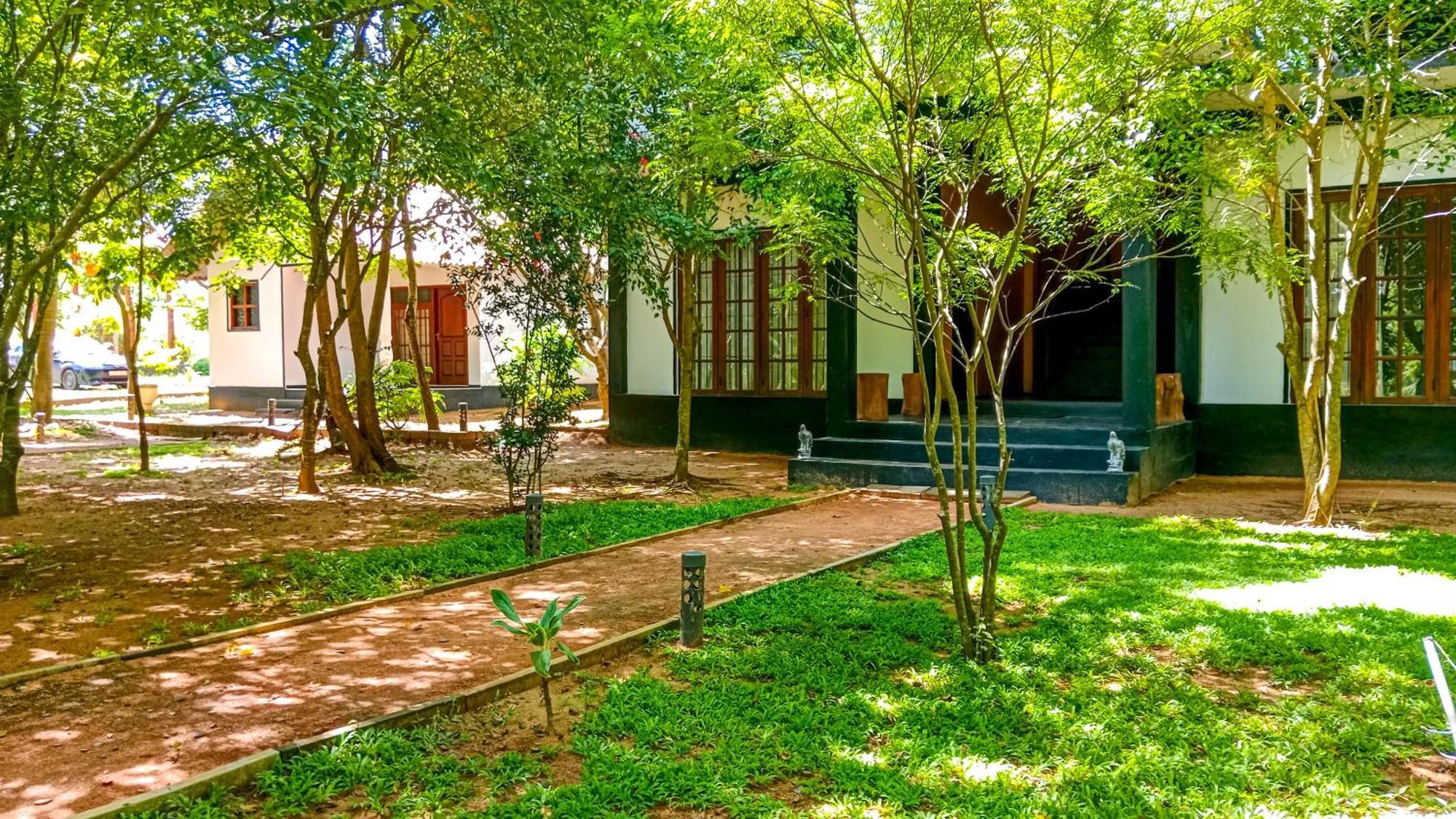 Ceylon Amigos Eco Resort Сігірія Екстер'єр фото